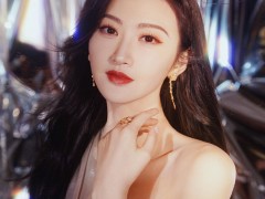 景甜佩戴伯爵珠宝 绽放明艳风姿