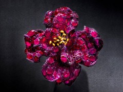 V&A 博物馆宣布收藏赵心绮CINDY CHAO The Art Jewel“红宝石牡丹胸针”艺术珠宝作品