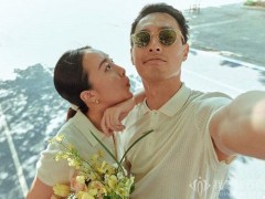 杨祐宁官宣结婚喜讯，无名指婚戒惹人关注