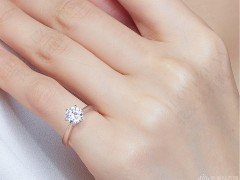 小拇指戴戒指代表什么？