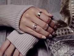 右手中指戴戒指什么意思|女人右手中指戴戒指能追吗