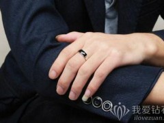男生中指戴戒指什么意思