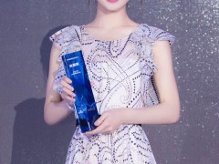 赵丽颖佩戴戴比尔斯 清丽温婉闪耀百度峰会