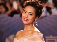朱茵佩戴戴比尔斯钻石珠宝亮相北京国际电影节闭幕式
