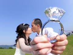 春日婚纱配钻戒有讲究