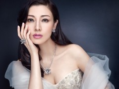 李嘉欣佩戴高端百合系列首饰，演绎巅峰完美艺术气质