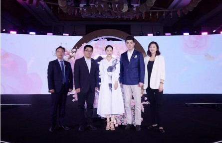 花耀盛绽 一见“清”心 亚一携代言人海清共同亮相年度合作伙伴大会