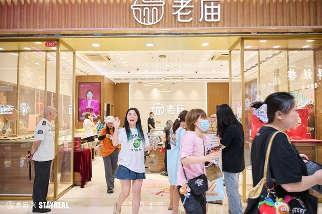 02 线下提货首日门店人气高涨.jpg
